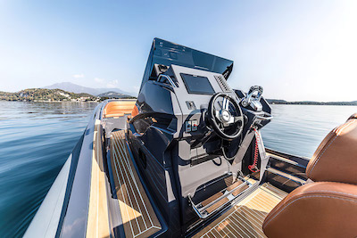 poste de pilotage de bateau semi rigide gris ZAR 95 Sport Luxury