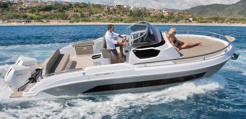 Ranieri Next 285 LX navigue avec 2 personnes, a vendre chez Amber Yachting