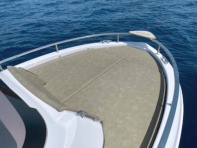 front sunbathing of the Ranieri Next 285 boat, sold by Amber Yachting