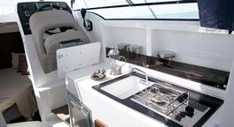 Beneteau Antares cuisine avec gazinière sur tribord