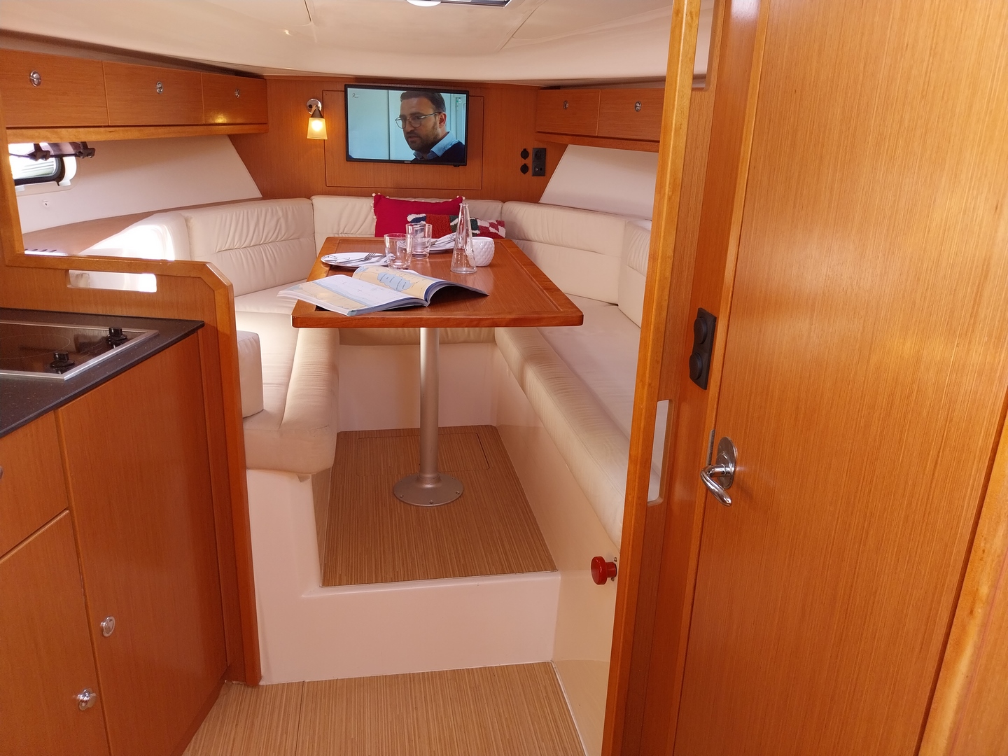 Interior bavaria 28 Sport for sale excellent condition table cushion and tv