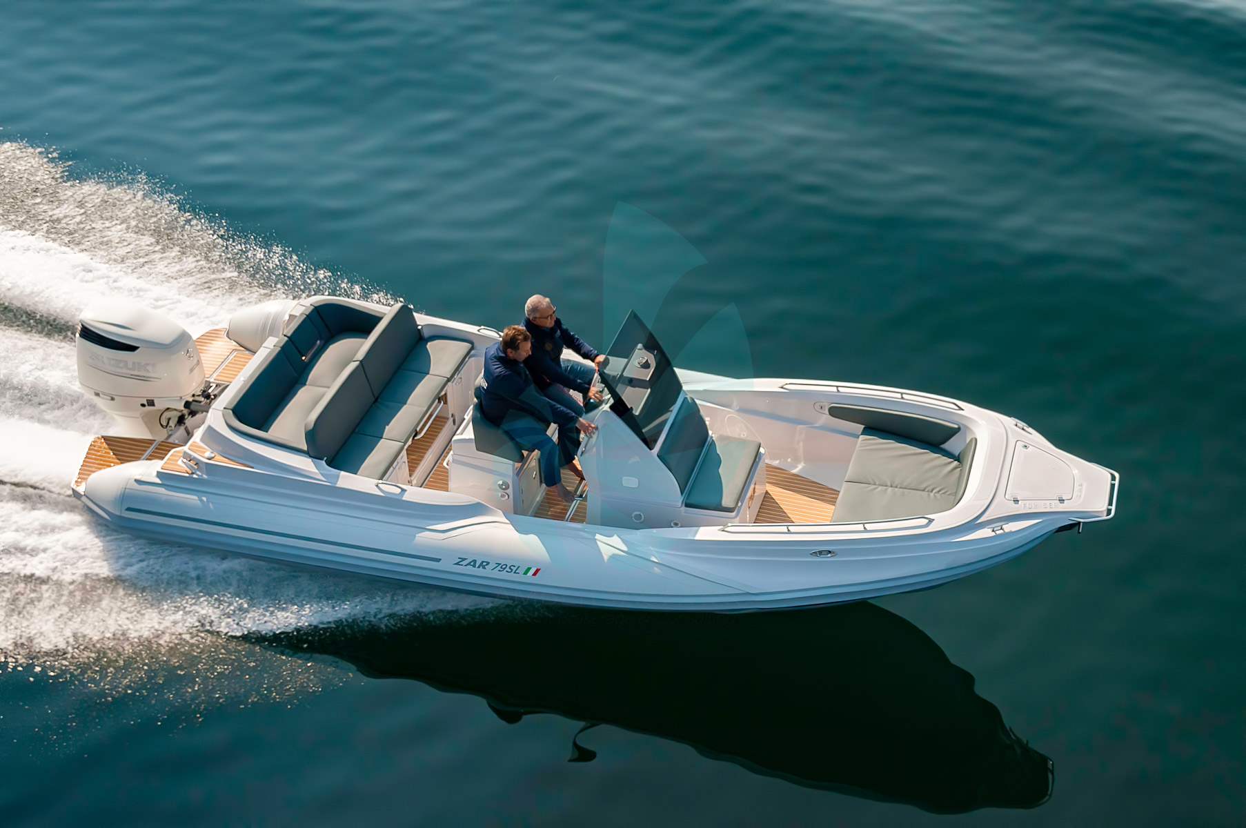Zar 79 Sport Luxury en navigation - boudin blanc avec revêtement teck et sellerie gris bleu.