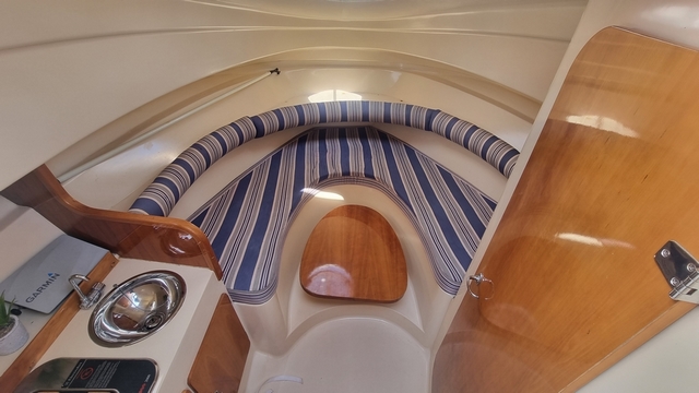Cabine intérieur du Rodman 790 avec kitchenette et salle de bain - sellerie bleu