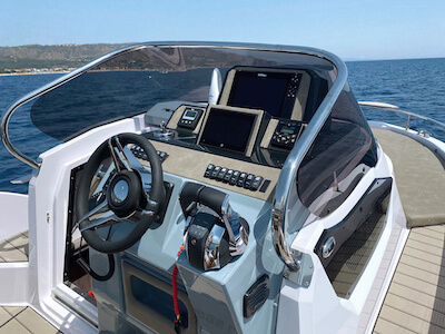 steering console of the boat Ranieri Next 285